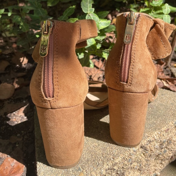 Tommy Hilfiger Tan Suede Bow Heels 6.5 - Picture 2 of 4